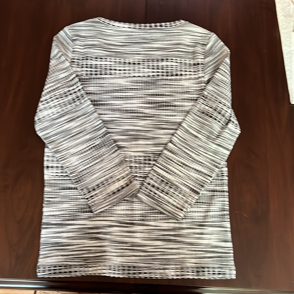 Black and white shirt - Picture 5 of 7